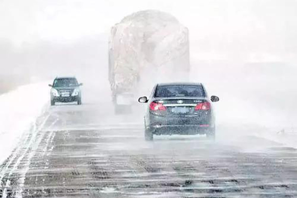 雪天高速公路驾驶保持足够的安全车距是非常关键的